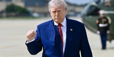 Le chef du Département d’Etat enjoint les ambassades et consulats américains de geler les demandes en attente, sans préciser combien de temps cela durera. Selon Donald Trump, «l'objectif est de s’assurer que les étudiants étrangers n’importent aux Etats-Unis des idéologies ou des activités qui menacent la sécurité nationale» sans en détailler les critères
