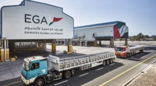 La décision du gouvernement guinéen de révoquer la licence minière d'Emirates Global Aluminium (EGA) découle du non-respect par la société de son engagement de construire une raffinerie d'alumine, relève l’agence Reuters citant des «sources proches du dossier.» La Guinée avait lancé un processus de révocation de la licence du groupe émirati, aggravant un différend qui a débuté en octobre avec la suspension des exportations de bauxite et des opérations minières de la société.