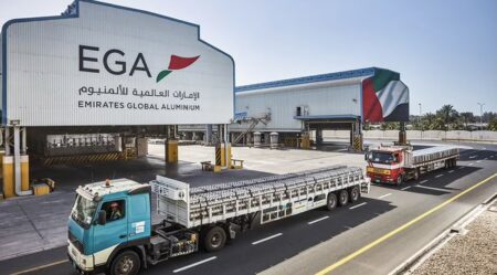 La décision du gouvernement guinéen de révoquer la licence minière d'Emirates Global Aluminium (EGA) découle du non-respect par la société de son engagement de construire une raffinerie d'alumine, relève l’agence Reuters citant des «sources proches du dossier.» La Guinée avait lancé un processus de révocation de la licence du groupe émirati, aggravant un différend qui a débuté en octobre avec la suspension des exportations de bauxite et des opérations minières de la société.