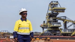 En effet, EGA est en conflit avec le gouvernement guinéen depuis octobre 2024, date à laquelle ses exportations de bauxite et ses activités minières ont été suspendues par les autorités. Il y a deux semaines, l’agence Reuters avait rapporté que Conakry avait lancé une procédure visant à retirer la licence d'exploitation minière à EGA, faute de construction d'une raffinerie d'alumine, comme l’exige le nouveau cahier des charges aux investisseurs dans le secteur minier.