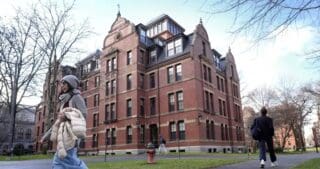 «La certification du programme SEVIS (Student and Exchange Visitor) de l’université Harvard est révoquée avec effet immédiat», a écrit la ministre de la Sécurité intérieure Kristi Noem dans une lettre adressée à l’université. Ce programme est le principal système par lequel les étudiants étrangers sont autorisés à étudier aux États-Unis.