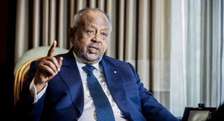 « Je ne répondrai pas à cette question,» a-t-il confié dans un entretien accordé au magazine Jeune Afrique publié vendredi. À 77 ans, Guelleh dépasse pourtant l’âge limite autorisé par la Constitution djiboutienne, qui interdit toute candidature présidentielle au-delà de 75 ans. «Tout ce que je peux vous dire, c’est que j’aime trop mon pays pour l’embarquer dans une aventure irresponsable et être la cause de divisions,» a-t-il ajouté, laissant entendre qu’un éventuel changement constitutionnel n’est pas exclu.