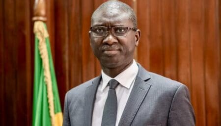 C’est une mesure inédite pour un ancien garde des Sceaux. Ismaïla Madior Fall a été assigné à domicile et équipé d’un bracelet électronique ce mardi 20 mai, à la suite de son passage devant la Commission d’instruction de la Haute Cour de justice (HCJ). Ses avocats ont confirmé la décision, qui marque une nouvelle étape dans une affaire à forte charge symbolique.