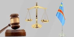 La République Démocratique du Congo vit aujourd’hui une période de tensions institutionnelles marquées par une série de poursuites judiciaires visant d’anciens hauts responsables, notamment des Premiers ministres et même un ancien président devenu sénateur à vie. Si l’obligation de rendre des comptes est un principe fondamental dans toute démocratie, la manière dont elle est appliquée en RDC soulève plus de questions qu’elle n’apporte de certitudes.