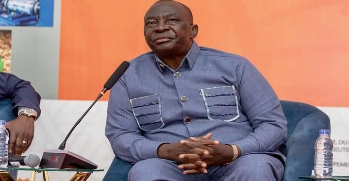 Salon international de l’Agriculture | La Côte d’Ivoire tient sa Bourse des commodities agricoles «Cette Bourse répond à l’impératif de moderniser et de structurer durablement la commercialisation des produits agricoles ivoiriens,» explique Kobenan Kouassi Adjoumani, ministre ivoirien de l'Agriculture. La cotation va démarrer avec trois produits emblématiques : la noix de cajou, la noix de cola et le maïs. Le café et le cacao eux, empruntent d’autres canaux et obéissent à des schémas spécifiques. Si «la mayonnaise prend,» les autorités espèrent structurer et moderniser la négociation sur toute la chaîne, du producteur au détaillant en passant par la noria d’intermédiaires qui pullulent dans le secteur.