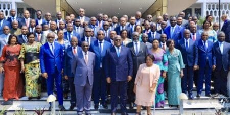 Le secteur extractif – notamment la production de cuivre et de cobalt – demeure le pilier de cette croissance. Le Congo est le premier producteur africain de cuivre, et sa production devrait atteindre 3,5 millions de tonnes d’ici 2026. Toutefois, cette dépendance rend l’économie congolaise très exposée aux fluctuations des prix mondiaux des matières premières, et donc instable.
