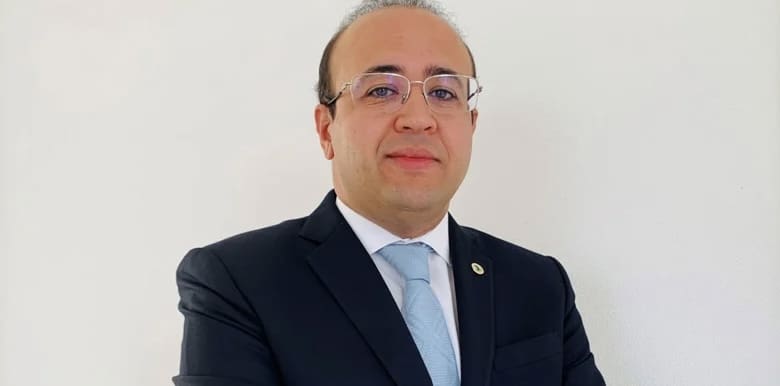 Maroc | La BAD entretient la lune de miel avec son plus gros client Depuis plus de 50 ans, le Groupe de la Banque africaine de Développement a mobilisé au total, près de 15 milliards d’euros pour financer plus de 150 projets et programmes dans le Royaume. Ces interventions couvrent divers secteurs stratégiques tels que le transport, la protection sociale, l’eau et l’assainissement, l’énergie, l’agriculture, la gouvernance et le secteur financier.