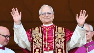 Les spécialistes le présentent comme un homme d'écoute et de synthèse, qui connaît bien les rouages de Rome. Ils estiment que les cardinaux ont opté pour la continuité, même si cet Américain, créé cardinal en 2023 par François qui a porté son ascension au Vatican, devrait mettre davantage les formes que son prédécesseur, qui avait bousculé le Saint-Siège avec son exercice du pouvoir personnel, voire cassant, froissant les plumes de la hiérarchie vaticane. François l'avait nommé préfet du dicastère pour les évêques - en charge, donc, de nommer ceux-ci dans la moitié du monde catholique - et lui avait attribué le titre de cardinal-évêque en début d'année, rappelle le journal « La Croix ». Homme discret, l'ex-cardinal est peu apparu dans les médias.