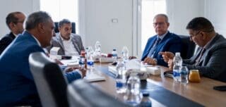 Les deux itinéraires retenus, – Misrata–Tamanhint–Agadez vers le Niger, et Benghazi–Kufra–Soudan vers le Soudan –, visent à créer des liaisons terrestres entre la Méditerranée et les marchés enclavés du continent. En s’appuyant sur ces corridors, la Libye cherche à se positionner comme une alternative aux routes ouest-africaines traditionnelles, actuellement fragilisées par les crises politiques et la saturation du trafic.