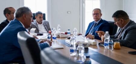 Les deux itinéraires retenus, – Misrata–Tamanhint–Agadez vers le Niger, et Benghazi–Kufra–Soudan vers le Soudan –, visent à créer des liaisons terrestres entre la Méditerranée et les marchés enclavés du continent. En s’appuyant sur ces corridors, la Libye cherche à se positionner comme une alternative aux routes ouest-africaines traditionnelles, actuellement fragilisées par les crises politiques et la saturation du trafic.