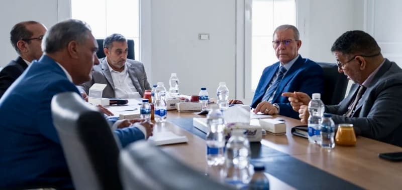Libye | Partenariats : Tripoli accélère sur les corridors transsahariens pour devenir un hub logistique africain Les deux itinéraires retenus, – Misrata–Tamanhint–Agadez vers le Niger, et Benghazi–Kufra–Soudan vers le Soudan –, visent à créer des liaisons terrestres entre la Méditerranée et les marchés enclavés du continent. En s’appuyant sur ces corridors, la Libye cherche à se positionner comme une alternative aux routes ouest-africaines traditionnelles, actuellement fragilisées par les crises politiques et la saturation du trafic.