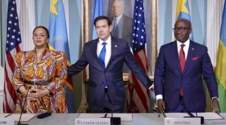 Le 2 mai 2025, un nouvel accord de paix est censé être signé sous la supervision des États-Unis entre les parties en conflit dans l’Est de la République Démocratique du Congo. Un événement diplomatique majeur qui suscite espoir et scepticisme à la fois. Plusieurs accords ont été signés dans le passé, sans pour autant stopper l’hémorragie humaine et les violences chroniques.