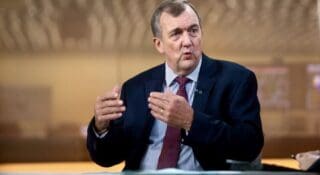 Sa requête déposée mercredi 28 mai auprès du Centre d’arbitrage de la Banque mondiale, intervient alors qu’un tribunal local devrait se prononcer lundi 2 juin sur la demande du gouvernement de placer la mine d'or du groupe canadien sous administration provisoire. Si le tribunal tranche en faveur des autorités maliennes, ce qui est plus que probable, une personne ou une autre entité sera alors désignée afin de relancer l’exploitation de cette mine d’or. La mine de Barrick au Mali est fermée depuis le début de l’année, après la saisie de trois tonnes d'or ordonnée par le gouvernement pour «arriérés d'impôts,» un redressement fiscal que conteste Barrick.