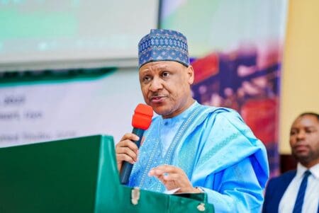 Concrètement, les institutions fédérales sont tenues de privilégier les biens produits au Nigeria lors des appels d’offres. Toute exception devra être dûment justifiée et validée par une dérogation délivrée par le Bureau des marchés publics, Bureau of Public Procurement. « Aujourd'hui marque le début d'une nouvelle ère d'entreprise locale, de confiance en soi et de fierté nationale pour notre cher pays. C’est précisément l’objectif du programme Renewed Hope : donner la priorité au Nigeria et créer et élargir les opportunités pour tous les Nigérians », a déclaré Mohammed Idris, ministre fédéral de l’Information et de l’Orientation nationale.