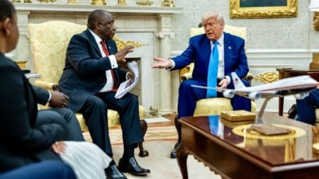 Concrètement, les États-Unis ciblent les ressortissants étrangers jugés « responsables ou complices » de lois ou politiques permettant des saisies de terres sans indemnisation, une discrimination fondée sur la race ou l'incitation à la violence contre des minorités ethniques ou raciales en Afrique du Sud.