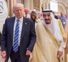 Lors de son premier mandat, le président américain avait déjà choisi le golfe Persique pour son premier déplacement à l’étranger, se prêtant même à une danse du sabre à Riyad. Cette fois-ci, l’objectif officiel du voyage est d’encourager les échanges économiques entre les monarchies du Golfe et les États-Unis. Un forum d’investissement saoudo-américain a réuni de grands investisseurs américains, dont les PDG de BlackRock, Palantir ou encore IBM à Riyad, avec la partie saoudienne. 