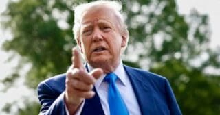 Une annonce retentissante et un nouveau coup très dur pour la politique économique de Donald Trump. L’agence de notation Moody’s a abaissé, vendredi, la note des Etats-Unis. C’est une première : elle a retiré à la dette américaine sa note maximale de AAA et l’a rétrogradée à AA1, en y ajoutant une perspective stable. Moody’s a justifié sa décision par la hausse de l’endettement des Etats-Unis et de son coût pour le budget fédéral.