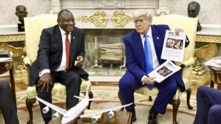 Dans une des mises en scène dont il est friand, le président américain a interrompu les échanges avec Cyril Ramaphosa dans le Bureau Ovale en faisant diffuser des images montrant selon lui des "familles entières" d'agriculteurs blancs fuyant leurs terres et les expropriations forcées ainsi que des "tombes de fermiers" blancs. "Ils sont tués", a lancé le président américain.