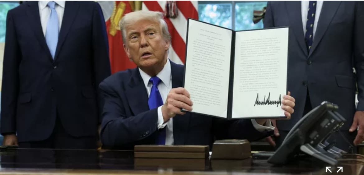 États-Unis |Recherche sur les virus : Trump serre la vis Parmi les mesures annoncées figure la fin des financements fédéraux américains accordés à certains programmes de recherche situés à l'étranger et comprenant des recherches dites de «gain de fonction». Ces travaux consistent en la modification délibérée d'agents pathogènes. En virologie, ils permettent par exemple d'étudier l'évolution de virus en les rendant artificiellement plus virulents ou transmissibles, et ce dans l'objectif de prévenir les futures pandémies et d'élaborer des vaccins. Mais pour certains spécialistes, les risques d'accident sont trop grands, pour un bénéfice peu élevé.