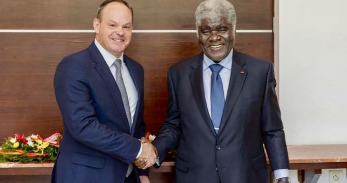 Côte d’Ivoire |Découverte d’une mine d’or d’une capacité de production de plus de 100 tonnes L’annonce a été faite au premier ministre ivoirien, Robert Beugré Mambé, par Chris Eger, président directeur général de la société minière «Resolute Mining» qui mène des opérations aussi au Sénégal et au Mali, selon une note du Centre d’Information et de Communication Gouvernementale. S’exprimant à cette occasion, M. Eger a affirmé que la construction de cette mine va commencer dans le premier trimestre de 2026 pour une durée de deux ans, et va nécessiter un investissement de près de 457,4 millions d’euros (300 milliards FCFA).