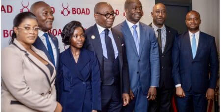 Le président de la BOAD, Serge Ekue, a présidé, en présence de Badanam Patoki, président de l’Autorité des Marchés Financiers de l’UEMOA, la cérémonie d’inauguration des nouveaux locaux de la Mission Résidente en Côte d’Ivoire, désormais installée à l’Ivoire Trade Center (ITC), un site emblématique de la capitale économique ivoirienne. Créée en 1994, la Mission Résidente de Côte d’Ivoire est la première à quitter les locaux de la BCEAO, qui hébergeait jusqu’alors l’ensemble des représentations nationales de la BOAD, à l’exception du siège basé à Lomé, au Togo. Ce choix symbolique incarne une volonté forte : rapprocher davantage la Banque de ses partenaires et de ses bénéficiaires.