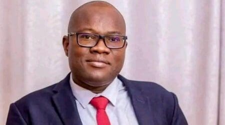 C’est une petite révolution dans le landerneau financier burkinabè. Sous l’impulsion du gouvernement, les participations publiques, autrefois dispersées, convergent désormais vers une entité unique : Yennenga Holding Burkina Faso (YH-BF). Le ministre de l’Économie et de Finances, Dr. Aboubakar Nacanabo a indiqué que cette structure va permettre de mieux gérer les ressources publiques détenues par les banques et servir à financer des projets structurants de l’État. D’un capital de 10 milliards FCFA, porté à 51% par l’État et 49% par les démembrements, l’objectif, explique le ministre Nacanabo, c’est d’avoir une gestion stratégique de ces entités de sorte que les actions, qui peuvent être mutualisées, puissent être prises en compte.
