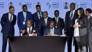 Le premier accord, d’un montant de 3 milliards de dollars US, servira à financer les infrastructures, notamment minière, énergétique et ferroviaire. Ce financement est appuyé par un fonds additionnel de 200 millions d’euros pour la construction de trois centrales électriques à Libreville, Port-Gentil et Lambaréné. L’objectif, via ce fonds de 200 millions d’euros, atteindre une augmentation de 300 mégawatts de capacité de production électrique pour stimuler le secteur industriel du pays. C’est également un moyen de positionner le Gabon comme un acteur industriel régional capable de transformer localement ses ressources. C’est un des engagements du Président de la République.