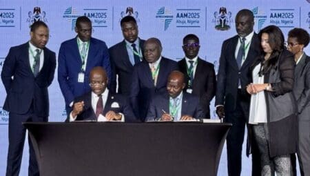 Gabon | Transition industrielle : Afreximbank met sur la table 1700 milliards de FCFA Le premier accord, d’un montant de 3 milliards de dollars US, servira à financer les infrastructures, notamment minière, énergétique et ferroviaire. Ce financement est appuyé par un fonds additionnel de 200 millions d’euros pour la construction de trois centrales électriques à Libreville, Port-Gentil et Lambaréné. L’objectif, via ce fonds de 200 millions d’euros, atteindre une augmentation de 300 mégawatts de capacité de production électrique pour stimuler le secteur industriel du pays. C’est également un moyen de positionner le Gabon comme un acteur industriel régional capable de transformer localement ses ressources. C’est un des engagements du Président de la République.