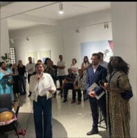 Anniversaire | Eliott & Markus célèbre ses 10 ans à Casablanca avec l’exposition “Imprévisible” de Tahar Mguedmini Organisée en partenariat avec les galeries Obafricart et African Arty, cette exposition est la première de l’artiste au Maroc. Elle fait suite à En Suspens, exposition présentée à Bruxelles en mai 2024, et s’inscrit dans une volonté partagée de faire rayonner les voix artistiques africaines contemporaines au-delà des frontières. À travers une œuvre profondément habitée par la mémoire, la matière et le chaos poétique du monde, Tahar Mguedmini explore l’imprévisibilité comme principe de création. Ses toiles monumentales traduisent une tension constante entre silence et mouvement, entre apparition et disparition, dans une écriture picturale libre et vibrante.