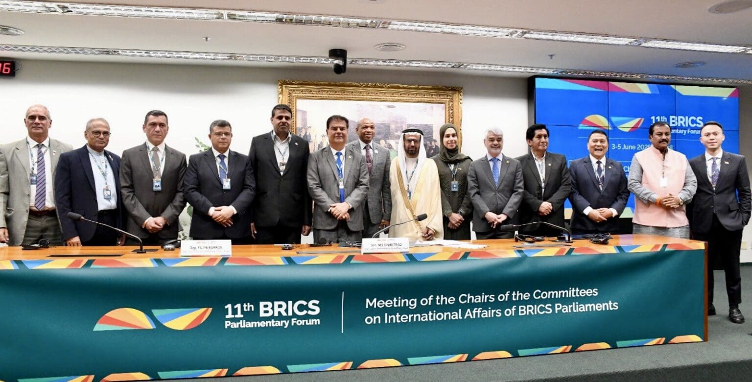 Brésil | Commerce : les parlementaires des BRICS dénoncent la « guerre tarifaire » de Trump Ces représentants des commissions des affaires étrangères ont critiqué des décisions jugées contraires aux règles de l’Organisation mondiale du commerce et susceptibles d’accentuer les tensions sur les marchés mondiaux. La réunion s’est tenue dans un contexte d’élargissement du bloc, qui comprend désormais, aux côtés des membres fondateurs (Brésil, Russie, Inde, Chine, Afrique du Sud), des pays comme l’Indonésie, les Émirats arabes unis et l’Égypte.