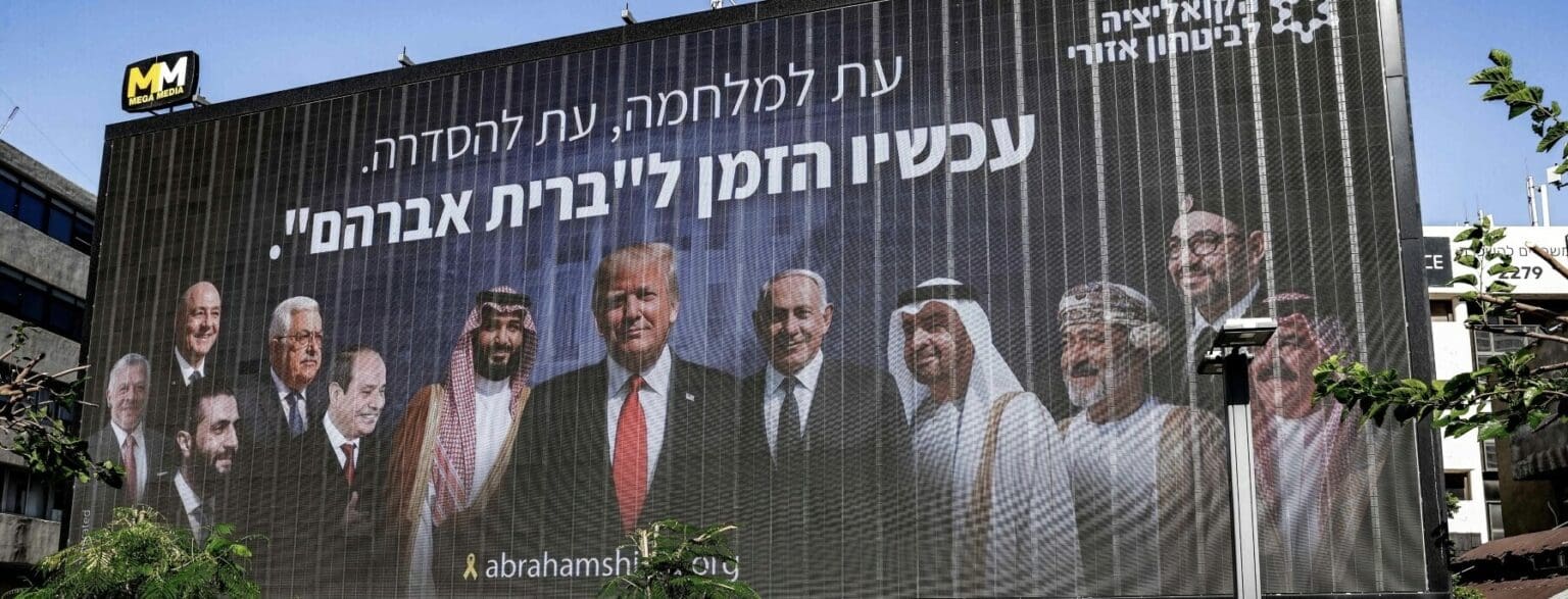 Quand les grandes puissances font la guerre par procuration Imaginons ce scénario géopolitique : Les États-Unis attaquent l’Iran, prétendant défendre Israël. La Chine critique Washington, mais n’intervient pas directement. La Russie promet un soutien à Téhéran, renforçant ainsi une alliance stratégique. L’Iran riposte, non contre Israël directement, mais en ciblant un allié américain comme le Qatar. Simultanément, la Russie intensifie la guerre en Ukraine, détournant l’attention mondiale. Ce scénario reflète la réalité d’un monde où les superpuissances évitent la confrontation directe, préférant manipuler les conflits via des acteurs secondaires. Les civils, eux, paient le prix fort.
