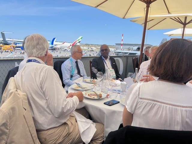 Anniversaire | L’ATAF fête ses 75 ans au salon du Bourget Ont également honoré par leur présence de représentants d’Airbus, de Dnpaf Aéroports et de consultants constitutifs de l’ATAF tels que Guy Delbrel, relations extérieures Afrique, Frank Legre, ancien DG de Bluelink, Frédéric Gagey, ancien DG d’Air France et ancien CFO AF-KLM, et sous la présidence du général Coulibaly. Cette rencontre a permis aux invités de poursuivre les discussions entre acteurs décisionnaires majeurs du secteur de l’aérien.