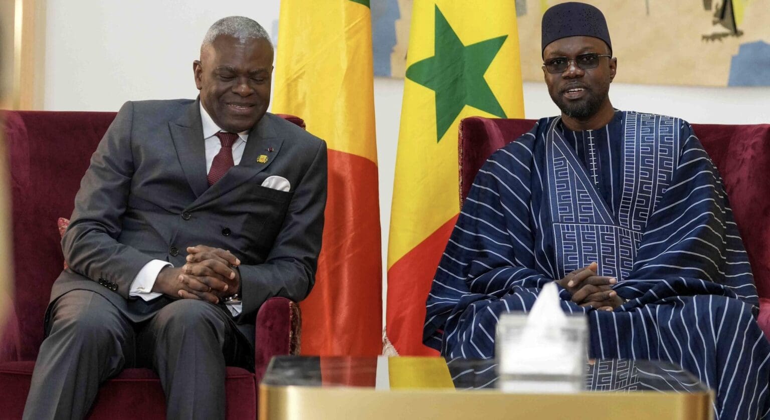En visite de travail du 13 au 15 juin derniers à Dakar, le Premier ministre congolais a abordé la question avec son homologue Ousmane Sonko. Anatole Collinet Makoso a reconnu que le «travail pédagogique préalable à la mise en œuvre du contrat n'a pas été assez efficace.» En termes moins diplomatiques, cela veut dire que l’opérateur sénégalais n’avait peut-être pas les épaules, ni les capacités nécessaires pour ce contrat de concession. En plus, la Senelec s’était fâchée avec les syndicats sans compter les inquiétudes de la population qui n’a pas perçu de changement radical par rapport à la situation d’avant l’arrivée de l’énergéticien sénégalais. Pour ne pas froisser ses hôtes, le Premier ministre congolais a précisé que «la suspension du contrat de la Senelec était temporaire, le temps de mettre au point les 48 mesures préalables contenues dans l'accord.»