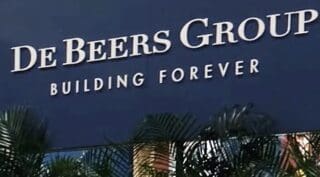 L’homme d’affaires indien Agarwal, président de Vedanta Resources, possède également des mines en Zambie et en Afrique du Sud. En 2017, Agarwal était devenu le plus grand actionnaire de la maison-mère de De Beers, Anglo American avec une participation autour de 20 %, avant de se retirer deux ans plus tard, affirmant avoir atteint ses objectifs d'investissement après avoir engrangé une plus-value consistante car entre temps, le cours de l'action avait été multiplié par 2. Selon Reuters, Anglo American et Agarwal ont tous deux refusé de commenter l’information. Des sociétés indiennes, dont KGK Group et Kapu Gems, qui dominent le marché national de la taille et du polissage du diamant, sont les plus gros clients de De Beers. Elles auraient également exprimé leur intérêt séparément.