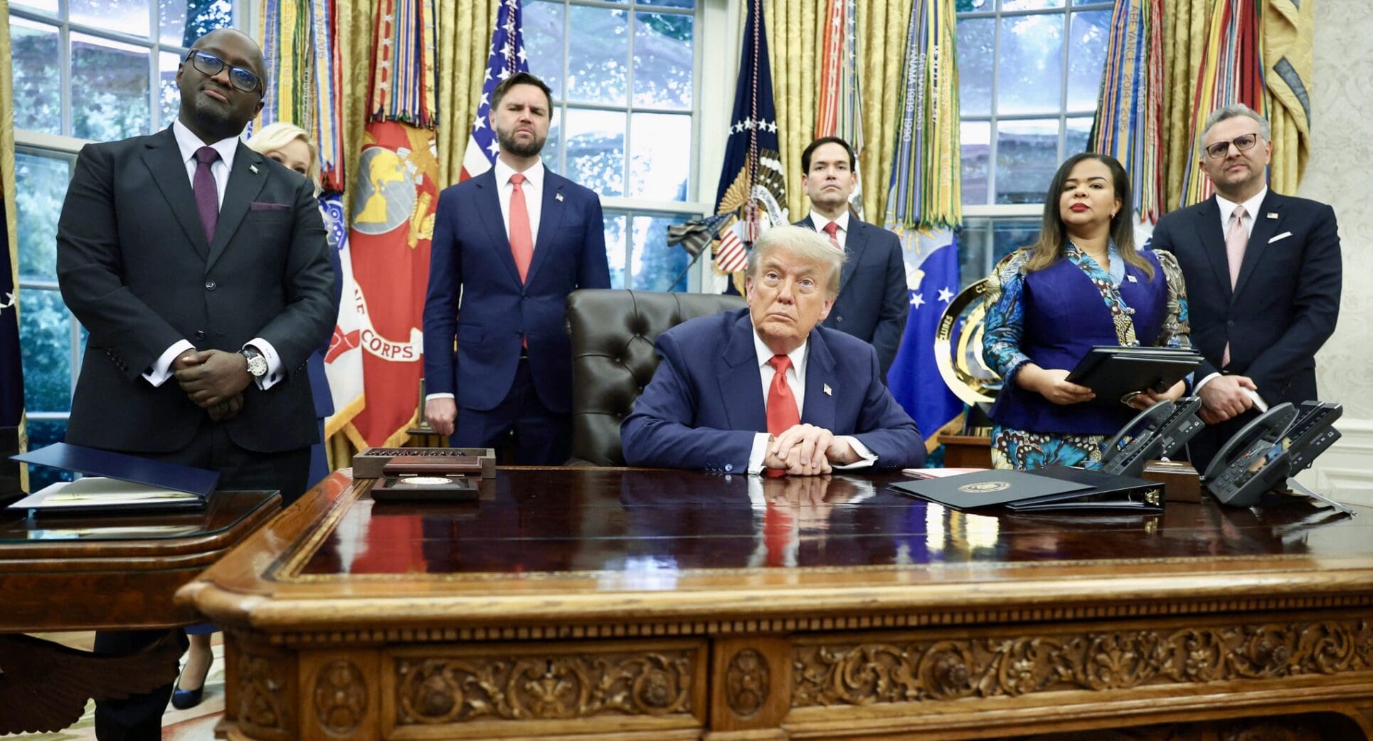 La République démocratique du Congo et le Rwanda ont signé vendredi, sous les auspices des Etats-Unis, un accord de paix visant à mettre fin au conflit dans l'est de la RDC, qui a fait des milliers de morts, Donald Trump saluant "un nouveau chapitre d'espoir." "Aujourd'hui, la violence et la destruction prennent fin et toute la région entame un nouveau chapitre d'espoir et d'opportunités, d'harmonie, de prospérité et de paix." a déclaré le président américain à la Maison-Blanche aux côtés des ministres des Affaires étrangères des deux pays. "C'est un jour merveilleux," a-t-il ajouté à propos de cet accord qui doit également déboucher, selon lui, sur l'obtention par les Etats-Unis de droits miniers en RDC.