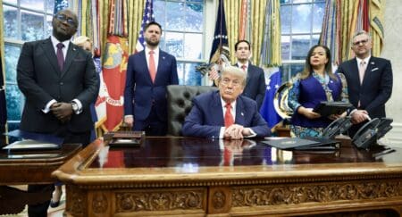 La République démocratique du Congo et le Rwanda ont signé vendredi, sous les auspices des Etats-Unis, un accord de paix visant à mettre fin au conflit dans l'est de la RDC, qui a fait des milliers de morts, Donald Trump saluant "un nouveau chapitre d'espoir." "Aujourd'hui, la violence et la destruction prennent fin et toute la région entame un nouveau chapitre d'espoir et d'opportunités, d'harmonie, de prospérité et de paix." a déclaré le président américain à la Maison-Blanche aux côtés des ministres des Affaires étrangères des deux pays. "C'est un jour merveilleux," a-t-il ajouté à propos de cet accord qui doit également déboucher, selon lui, sur l'obtention par les Etats-Unis de droits miniers en RDC.