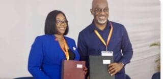 Côte d’Ivoire | SARA 2025 : Le financement de l’agriculture au cœur d’une édition des records Cette 7e édition du SARA restera longtemps gravée dans les mémoires par les records qu’elle a battus. En effet, plus de 414.000 visiteurs ont été enregistrés durant les neuf jours qu’a duré le salon, soit une hausse de 5% environ par rapport à l’édition 2024. Par ailleurs, plusieurs délégations étrangères ont marqué cette édition de leur présence. Ce sont en tout 29 pays africains (64%), européens (26%) et asiatiques (10%) qui étaient représentés par 915 entreprises exposantes : «ce SARA 2025 est un franc succès tant par les chiffres enregistrés que par les accords signés. Il témoigne une fois de plus de l’importance croissante de ce salon dans le paysage agricole africain», s’est félicité Dr. Nohoun Coulibaly, Directeur de cabinet du ministère de l’Agriculture, du Développement rural et des Productions vivrières.