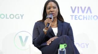 Après avoir vécu 13 ans dans la Silicon Valley, je l'ai quittée en 2019, contrariée par le fait que «les esprits les plus brillants de la Silicon Valley s'affairent à résoudre les problèmes des riches, qui n'en ont pas vraiment» (pour citer Sam Pitroda). À l'inverse, comme le souligne Kate Kallot, fondatrice et directrice générale d’Aminj, l'Afrique possède les trois piliers propices aux innovations technologiques à fort impact : - Besoins socio-économiques et écologiques pressants ; - Ressources rares (capital, énergie, données) ; - Immense réservoir de talents informatiques de haute qualité inexploités.