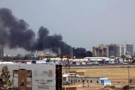 La capitale du Soudan a été récemment la cible de nouvelles attaques de drones, plongeant Khartoum dans le noir. Cette nouvelle escalade technologique dans la guerre civile soudanaise préfigure des conséquences humanitaires désastreuses dans un pays déjà meurtri par deux ans de conflit, dans la plus grande indifférence de la communauté internationale. Le pays est pourtant en proie aux appétits des grandes puissances et à la prévarication des ressources naturelles : il ne s’agit pas que d’une guerre civile.