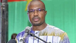 Les sociétés d’État et les établissements publics de prévoyance sociale (EPPS) du Burkina Faso ont présenté leurs bilans financiers à l’occasion de la 33e session de l’Assemblée générale des Sociétés d’État (AG-SE). Cette rencontre statutaire, présidée par le Premier ministre Rimtalba Jean Emmanuel Ouédraogo, ont permis aux participants d’examiner et d’approuver les rapports de gestion des conseils d’administration ainsi que les états financiers de 24 entreprises publiques pour l’exercice clos au 31 décembre 2024. Pour cette session, ce sont 21 sociétés d’état et 3 Établissements Publics de Prévoyance Sociale (EPPS) qui ont été évalués.  