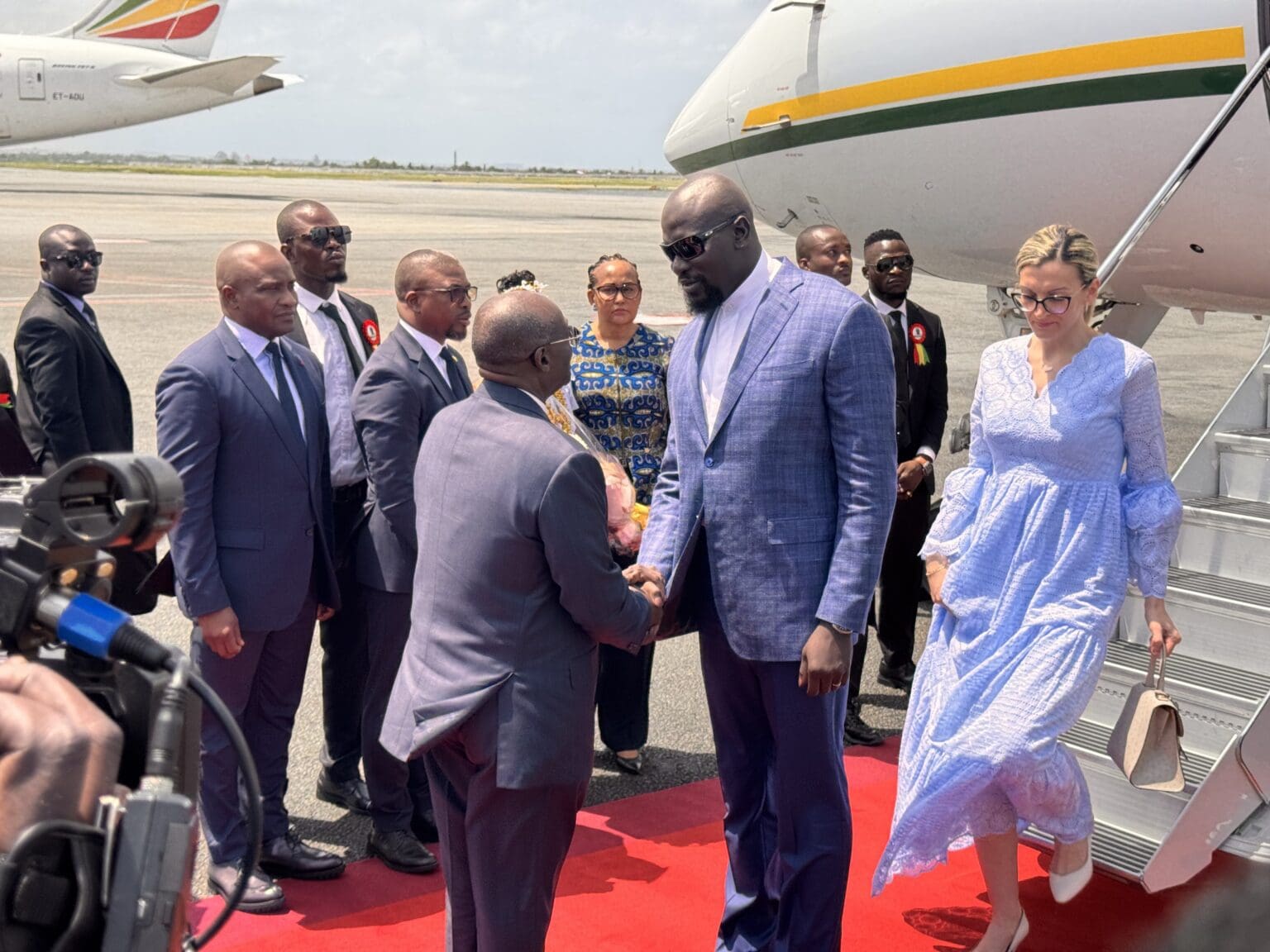 A l’inverse des pouvoirs militaires à Bamako, Niamey et Ouagadougou, le président de la Transition en Guinée a choisi une stratégie fondée sur le pragmatisme. Ainsi, il entretient des relations cordiales avec tous ses voisins, dont la Côte d’Ivoire où sont réfugiés plusieurs leaders de l’opposition. Le président guinéen n’est pas non plus un partisan de la confrontation avec la Cédéao ou avec la France avec laquelle Conakry continue d’ailleurs de développer de nombreux partenariats. Le choix de la Côte d’Ivoire pour la première sortie diplomatique dans la sous-région, tranche avec la posture des autres juntes. L’entourage du Général Doumbouya a toujours affirmé que « la Guinée n’avait que des intérêts à défendre, et qu’il n’était pas dans son intérêt à se chercher des ennemis.»
