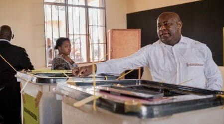 Aucun autre parti ou alliance d’organisations politiques n’a réussi à atteindre le seuil constitutionnel de 2% nécessaire pour obtenir une représentation au Parlement, à en croire la Commission électorale. L’Union pour le progrès national (Uprona) arrive deuxième, avec un petit 1,38% des voix, tandis que le Congrès national pour la liberté (CNL), principal parti d’opposition lors des précédentes élections, n’a recueilli que 0,58% des suffrages. Le Parlement comptera 111 députés dont 100 élus au suffrage direct, huit membres cooptés par le CNDD-FDD et trois issus