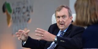 Mines | Barrick neutralise ses activités maliennes dans ses prévisions Pour l’instant, Barrick n'a pas rendu publiques ses prévisions de production au Mali, mais les analystes avaient prédit que le Mali, 3ème producteur d’or en Afrique, contribuerait à environ 250.000 onces en 2025. Au cours des neuf premiers mois de 2024, la production au Mali a contribué à hauteur de 949 millions de dollars au chiffre d'affaires de Barrick. Dans un rapport d'analyste publié en décembre dernier, la banque d’affaires américaine Jefferies, estimait que si le complexe malien restait inactif, Barrick perdrait 11 % de son bénéfice avant intérêts, impôts et amortissements prévu pour 2025.