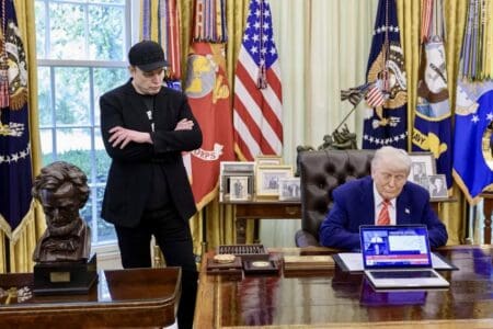 Elon Musk affirme ouvertement avoir contribué à faire élire Trump. Il s’oppose désormais à son soutien à un projet de loi budgétaire massif qu’il considère comme un sabotage de toutes les économies réalisées par son équipe à grands sacrifices. Trump, pour sa part, accuse Musk d’ingratitude et menace de couper les contrats fédéraux liés aux entreprises de ce dernier. Mais au-delà de ce clash entre deux personnages fantasques, c’est un miroir cruel tendu à la réalité politique contemporaine.