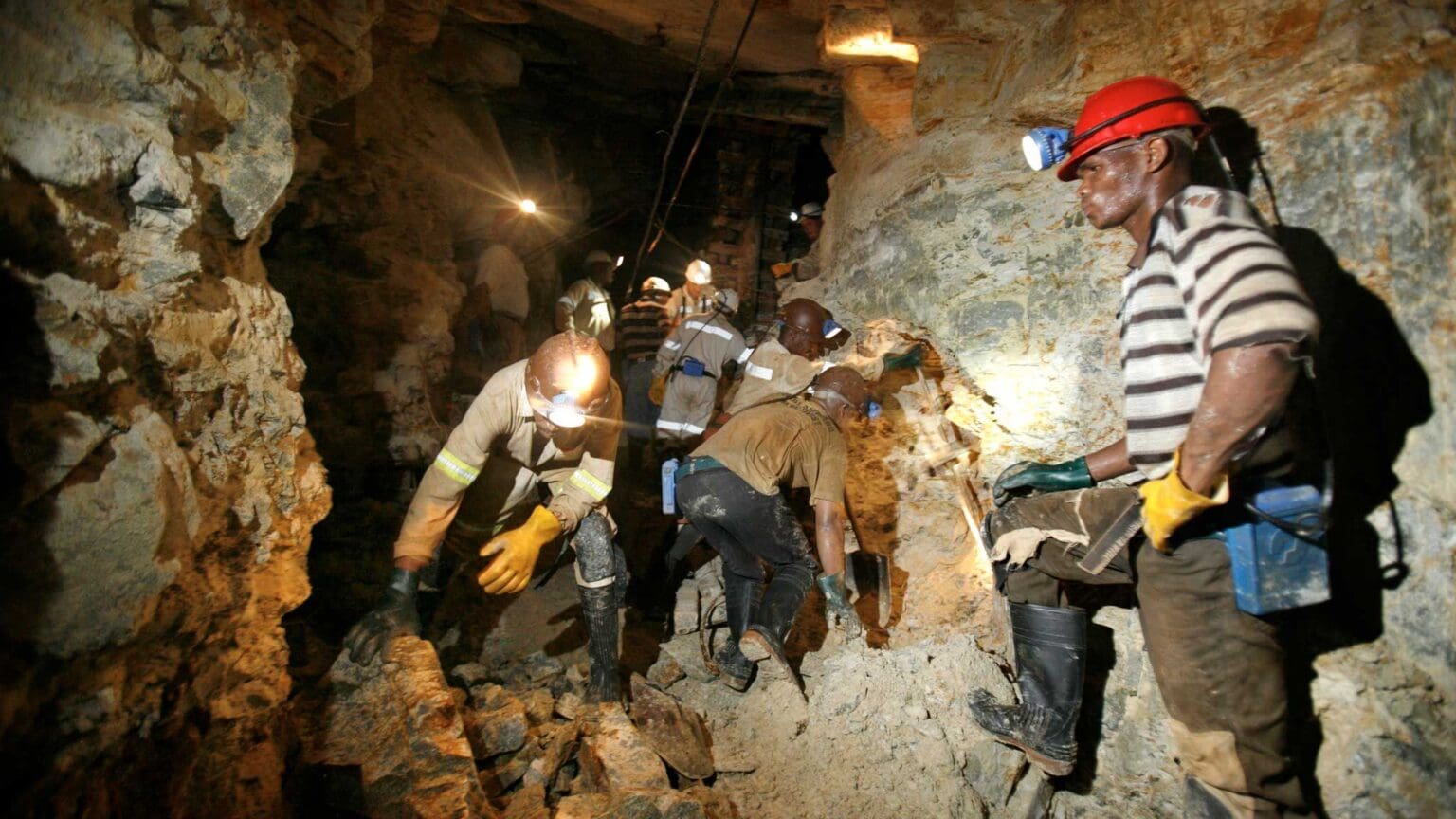 Burkina Faso | Le gouvernement nationalise des sociétés minières L'Etat burkinabè a décidé, ce mercredi 11 juin 2025, du transfert des anciens actifs miniers de Wahgnion Gold SA, SEMAFO Boungou SA, Ressources Ferké Sarl, Gryphon Minerals Burkina Faso Sarl et Lilium Mining services Burkina Faso Sarl à la Société de participation minière du Burkina (SOPAMIB). Le 24 août 2024, le gouvernement a acquis par cession directe d’actions et de parts sociales auprès des sociétés Endeavour Mining et Lilium Mining, les anciens actifs miniers détenus par les sociétés minières d’exploitation et de recherche que sont Wahgnion Gold SA, SEMAFO Boungou SA, Ressources Ferké Sarl, Gryphon Minerals Burkina Faso Sarl et Lilium Mining services Burkina Faso Sarl. Ces actifs devront, selon un décret, être transférés à la Société de participation minière du Burkina (SOPAMIB), une entité nationale.
