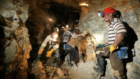 L'Etat burkinabè a décidé, ce mercredi 11 juin 2025, du transfert des anciens actifs miniers de Wahgnion Gold SA, SEMAFO Boungou SA, Ressources Ferké Sarl, Gryphon Minerals Burkina Faso Sarl et Lilium Mining services Burkina Faso Sarl à la Société de participation minière du Burkina (SOPAMIB). Le 24 août 2024, le gouvernement a acquis par cession directe d’actions et de parts sociales auprès des sociétés Endeavour Mining et Lilium Mining, les anciens actifs miniers détenus par les sociétés minières d’exploitation et de recherche que sont Wahgnion Gold SA, SEMAFO Boungou SA, Ressources Ferké Sarl, Gryphon Minerals Burkina Faso Sarl et Lilium Mining services Burkina Faso Sarl. Ces actifs devront, selon un décret, être transférés à la Société de participation minière du Burkina (SOPAMIB), une entité nationale.