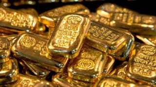 Ghana | Les ravages financiers de la contrebande de l’or En 2024, les Émirats arabes unis (EAU) ont importé 1’392 tonnes d’or, pour une valeur estimée à 105,4 milliards de dollars, se hissant au deuxième rang mondial des importateurs derrière la Suisse. Parmi ces volumes, 748 tonnes proviennent du continent africain — une hausse de 18 % en un an — confirmant la position d’Abou Dhabi et Dubaï comme plaques tournantes du commerce aurifère africain.