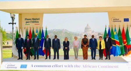 "Nous venons d'assister à la conclusion de cinq accords très importants, apportant plus de 1,2 milliard d'euros d'investissements" européens et italiens "à l'Afrique", a déclaré vendredi la présidente de la Commission européenne, venue à Rome soutenir ce dispositif porté à bout de bras par la cheffe du gouvernement ultraconservateur Giorgia Meloni.