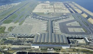 Selon les résultats préliminaires publiés par Airports Council International (ACI), les volumes de fret traités par les aéroports sont repartis à la hausse en 2024, après un décrochage de 3,1% un an plus tôt. Au total, les plateformes aéroportuaires ont traité un peu plus de 124 millions de tonnes de fret l’an dernier, un chiffre en croissance de 8,4%. Selon le Conseil international des aéroports, le fret aérien a été stimulé par la forte demande émanant de l’e-commerce et par les perturbations du transport maritime en mer Rouge, qui ont conduit certains chargeurs à se reporter sur le transport aérien ou à combiner la mer et l’air.