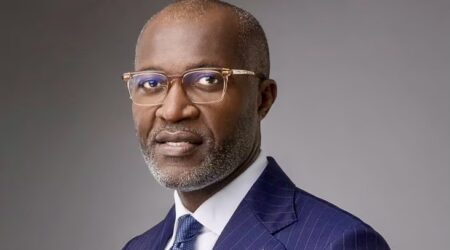 Afrique de l’Est | Access Bank renforce sa présence dans la région avec l’acquisition de la National Bank of Kenya Dans un communiqué publié le samedi 31 mai 2025, Access Holding, la maison-mère d’Access Bank, a confirmé la finalisation de l’acquisition de la totalité du capital social de la NBK, précédemment détenu par le groupe bancaire kényan KCB Group. Cette transaction a reçu l’aval des autorités réglementaires au Kenya et au Nigeria, ouvrant la voie à une nouvelle phase d’expansion pour le groupe nigérian. Déjà présent au Kenya à travers une filiale active dans 12 comtés, Access Bank consolide ainsi sa position dans la première économie d’Afrique de l’Est. «Le Kenya est une plaque tournante du commerce régional.